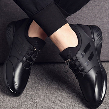 Men's casual sneakers with lace-up closure