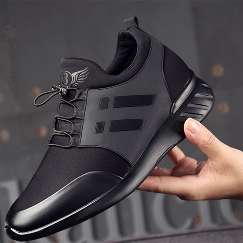 Men's casual sneakers with lace-up closure