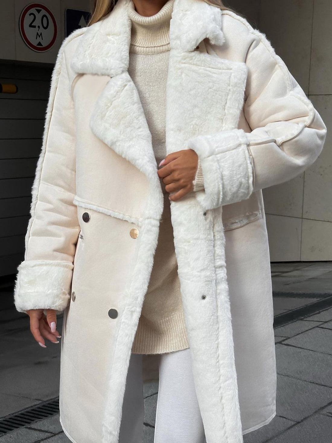 Stylish women's winter coat with suit collar and long sleeves