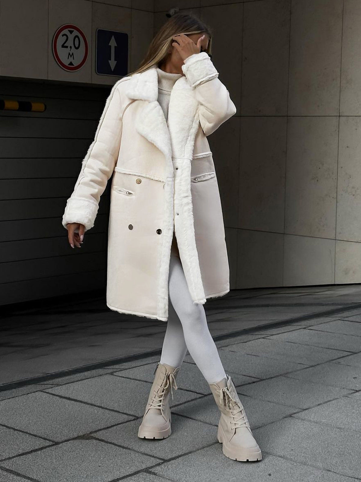 Stylish women's winter coat with suit collar and long sleeves