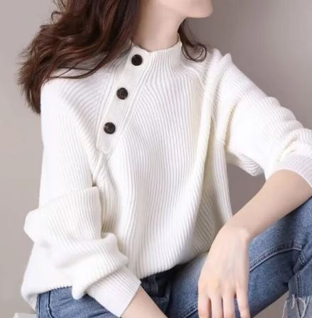 Women's knitted sweater with long sleeves