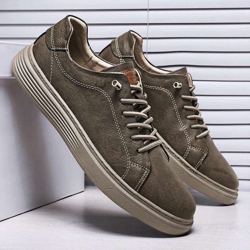 Men's casual sneakers with contrast sole