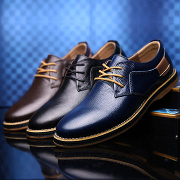 Men's leather Oxford shoes with lace-up closure