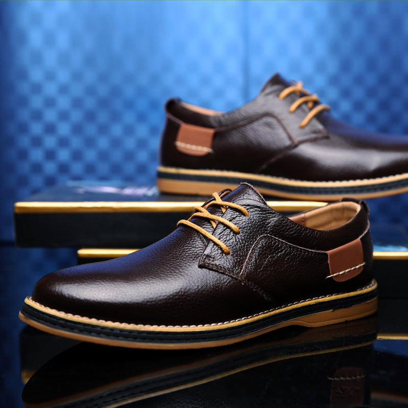 Men's leather Oxford shoes with lace-up closure