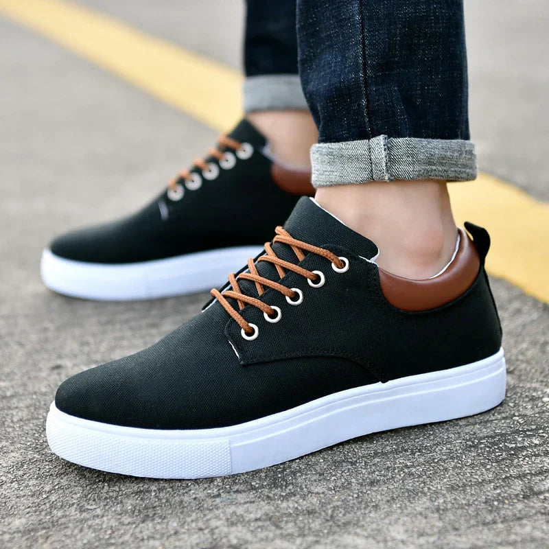 Men's casual canvas shoes with lace-up closure