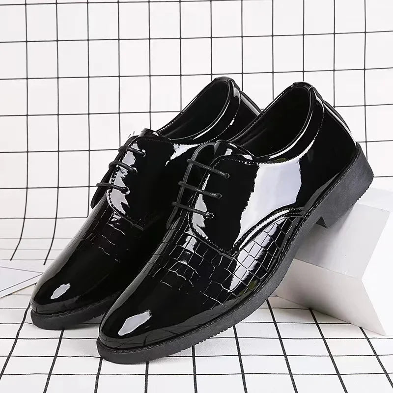 Men's formal dress shoes in black leather with shiny finish