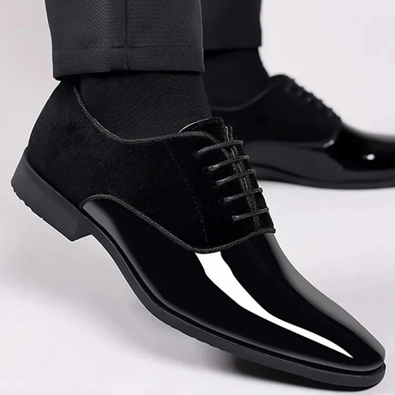 Men's lace-up oxford shoes with contrast toe