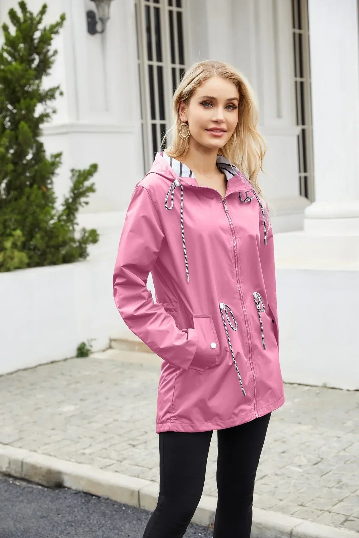 Women's lightweight windbreaker for stylish comfort