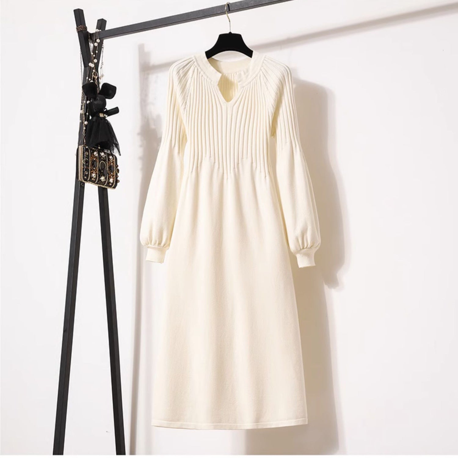 Elegant pleated midi dress with balloon sleeves