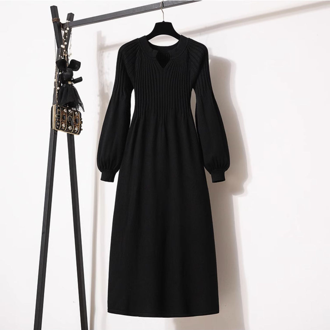 Elegant pleated midi dress with balloon sleeves