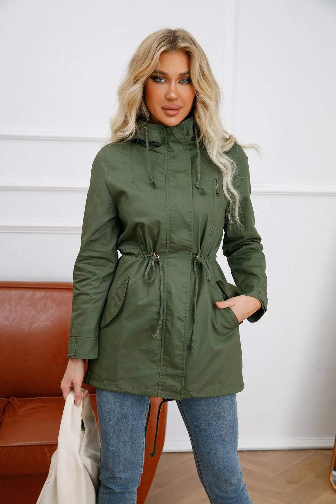 Hooded windbreaker jacket for women with functional pockets and zipper