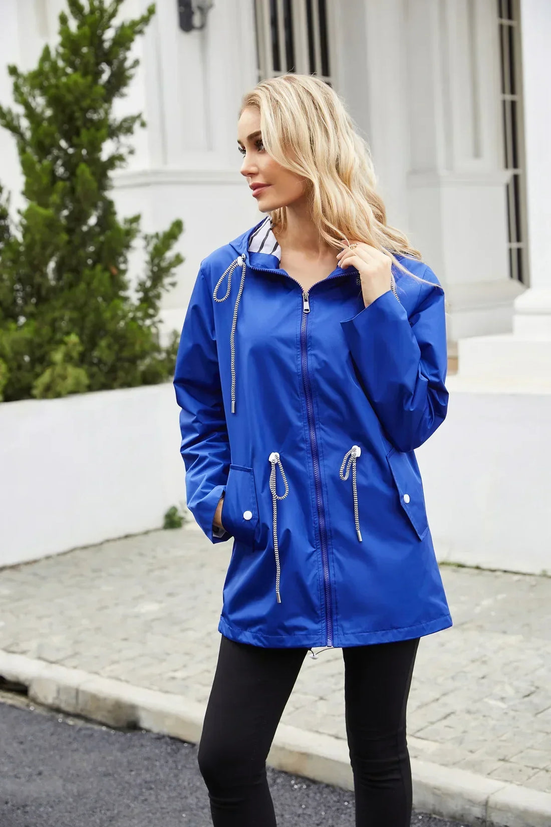 Women's lightweight windbreaker for stylish comfort