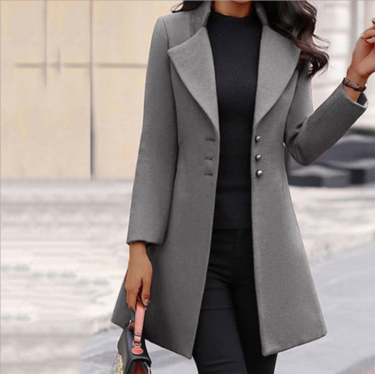 Elegant women's urban style coat for winter