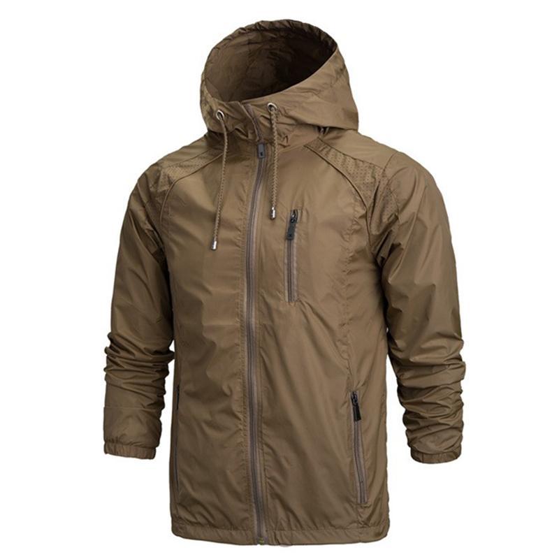 Men's lightweight rain jacket with pockets